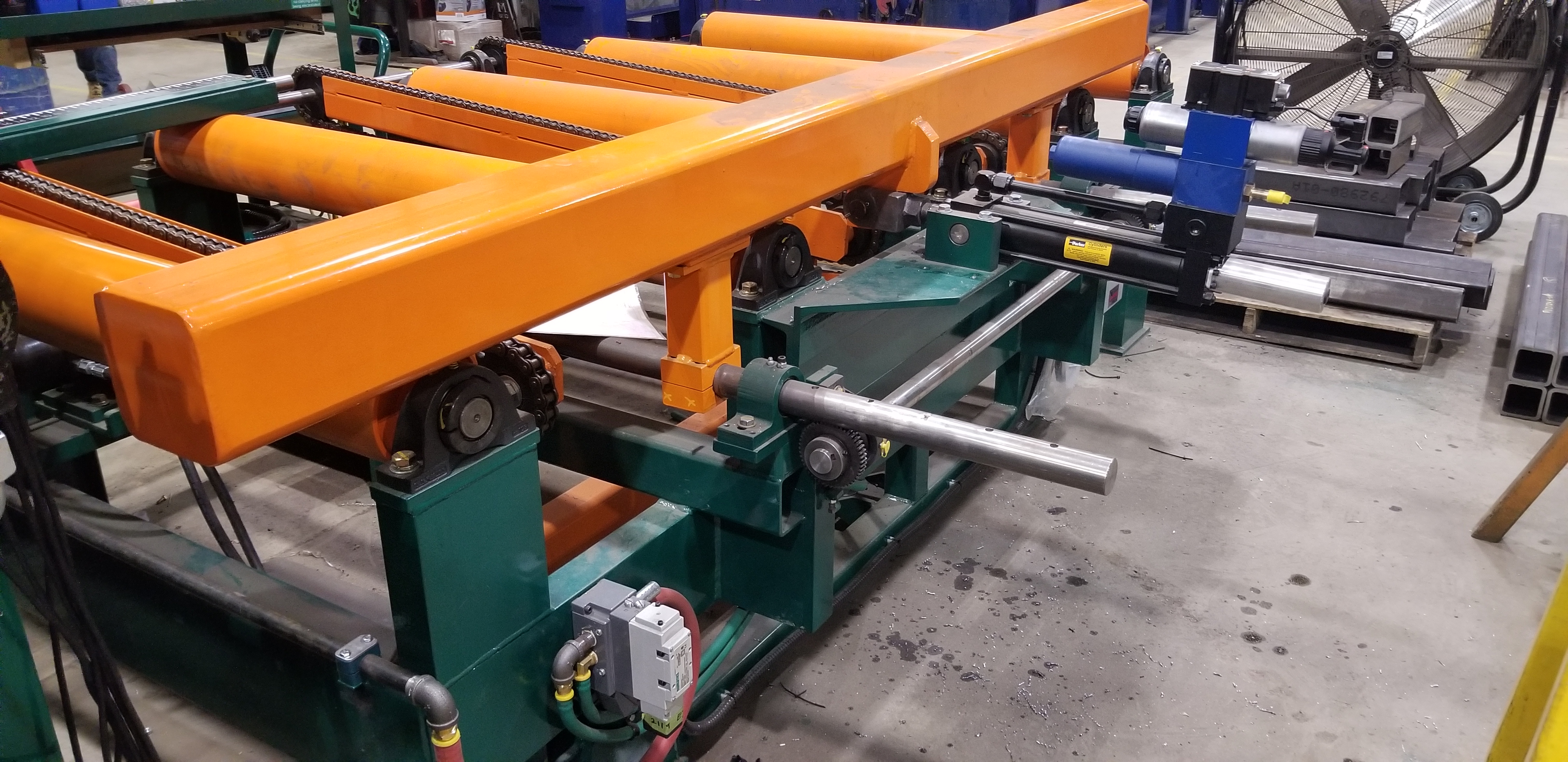 Shifting fence edger infeed table